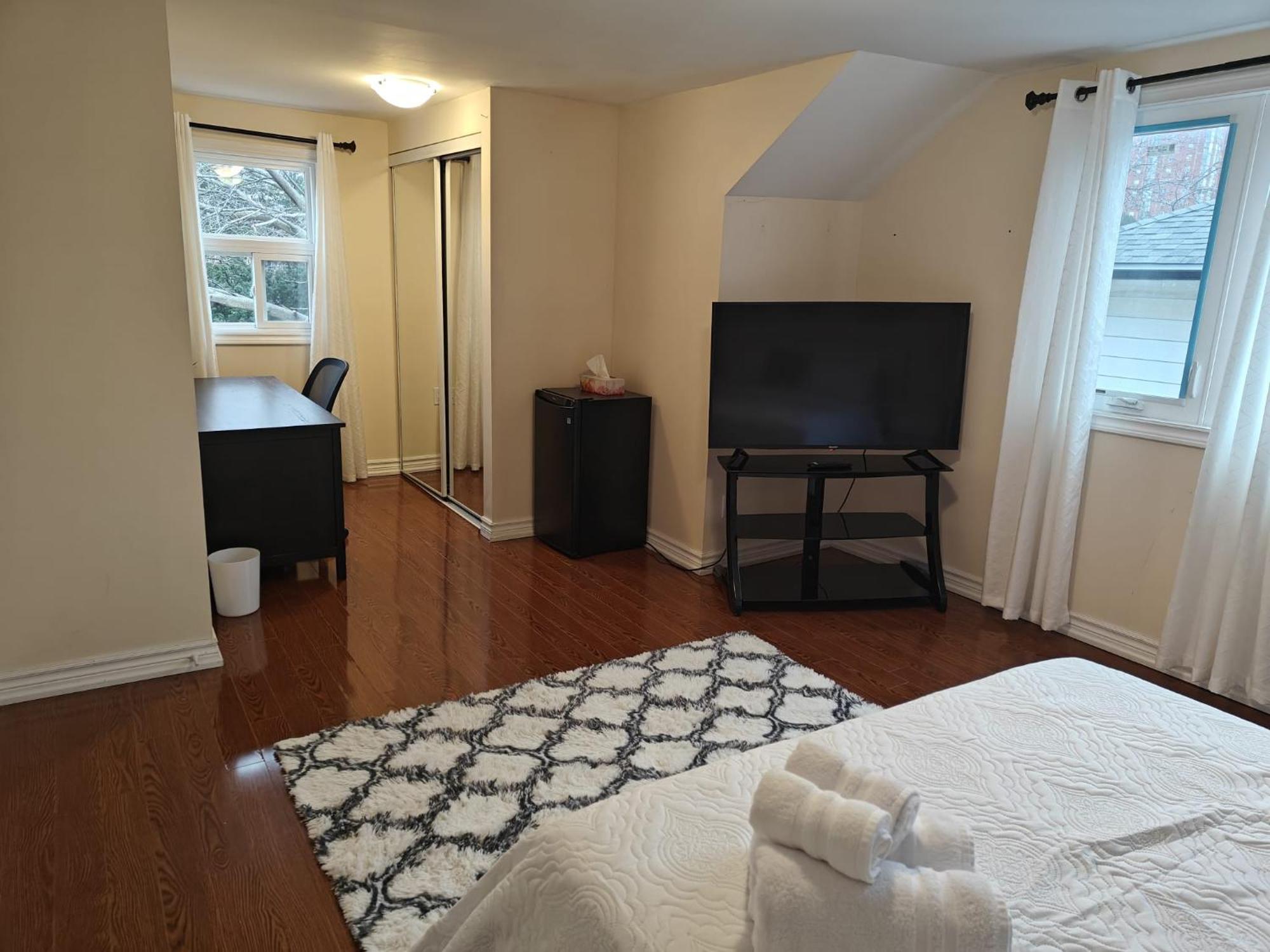 Spacious Mbr Near Kennedy Subway & Go *