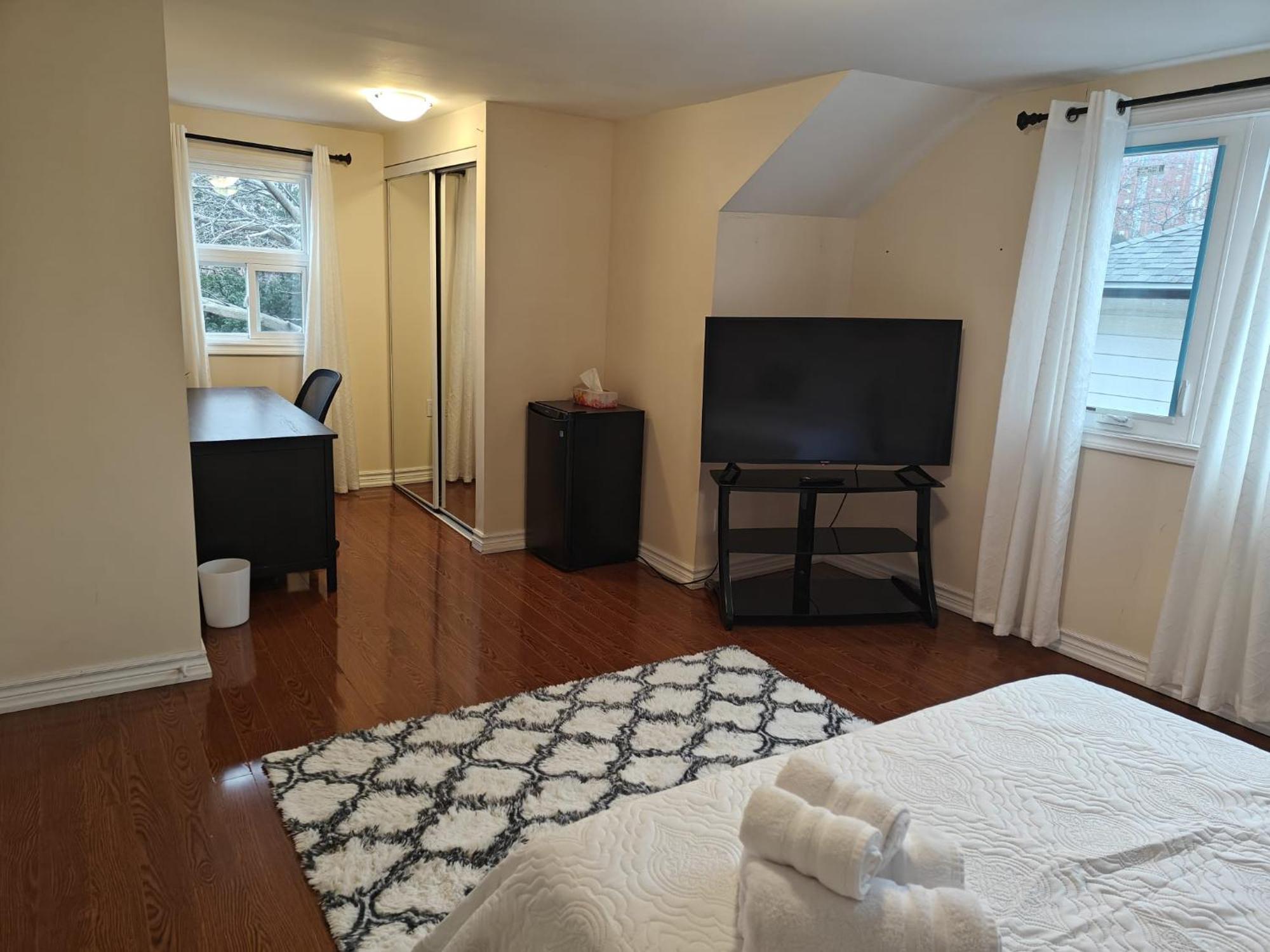 Homestay Spacious Mbr Near Kennedy Subway & Go Toronto