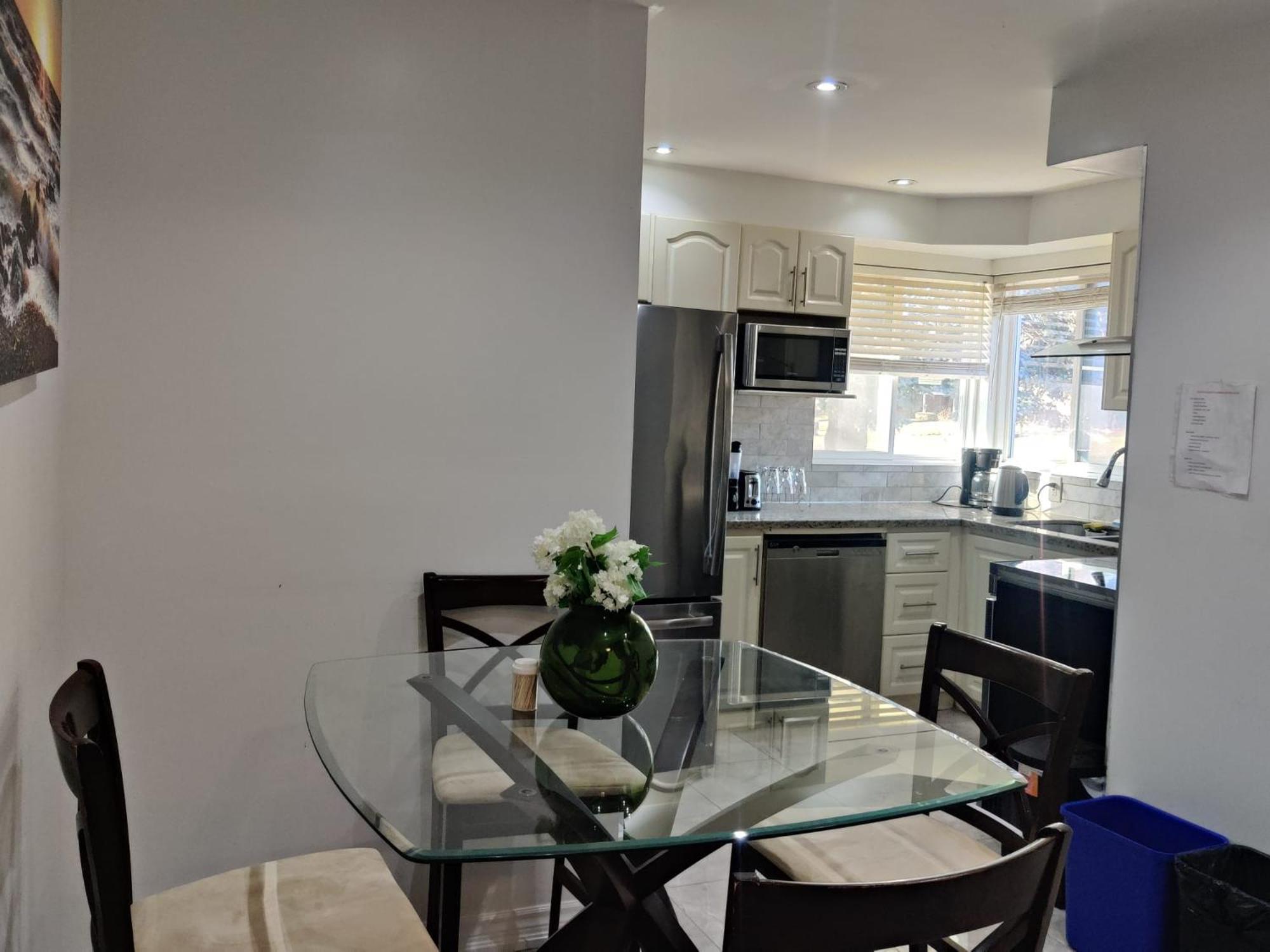 Homestay Spacious Mbr Near Kennedy Subway & Go Toronto