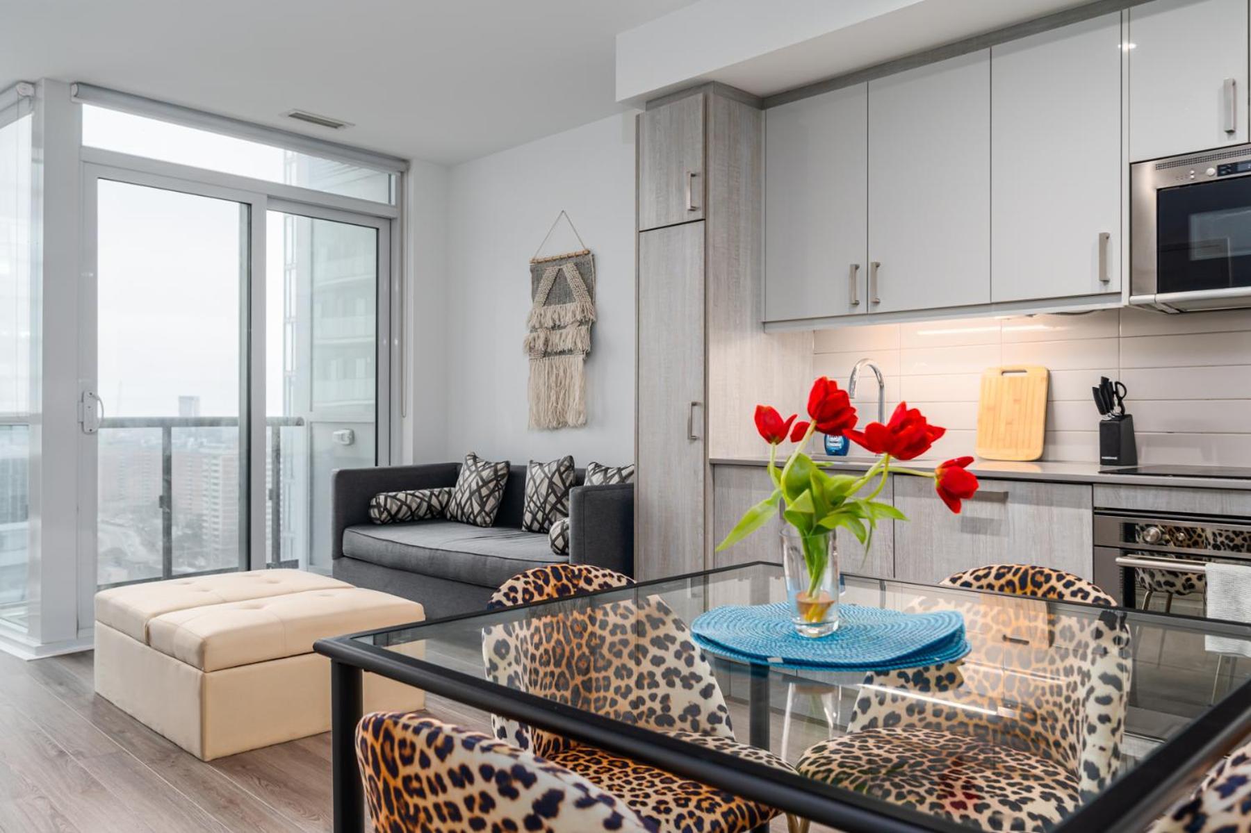 Apartment Luxury In Downtown Core, Eaton Center!! *