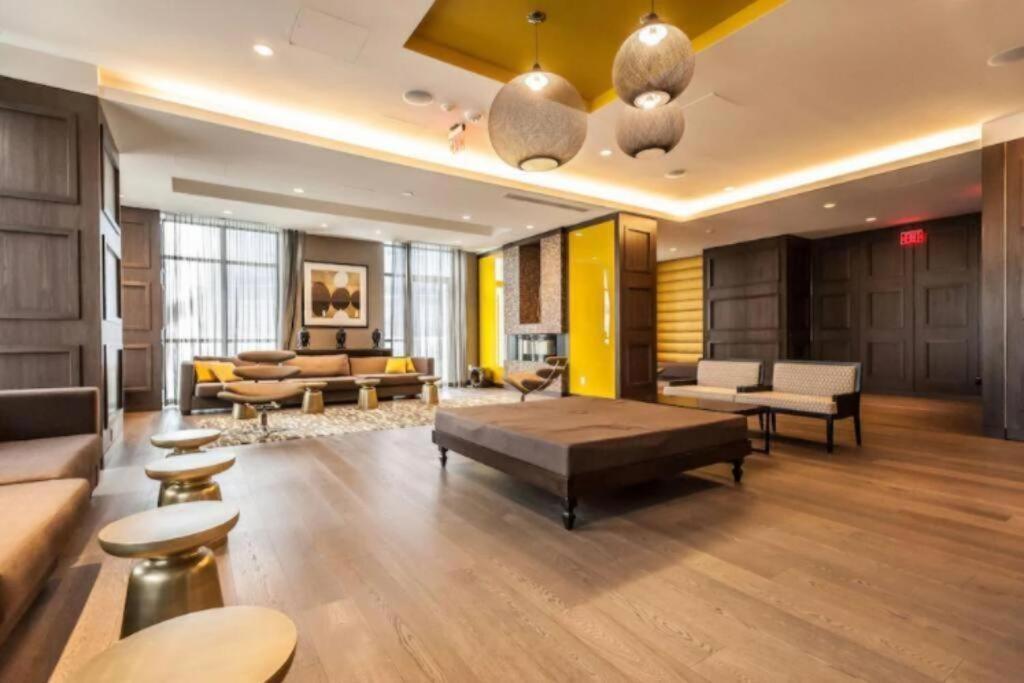 Luxury 2 & 3 Bedroom Downtown *