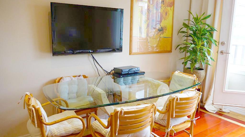 Stunning In Townhouse Across The Homestay *