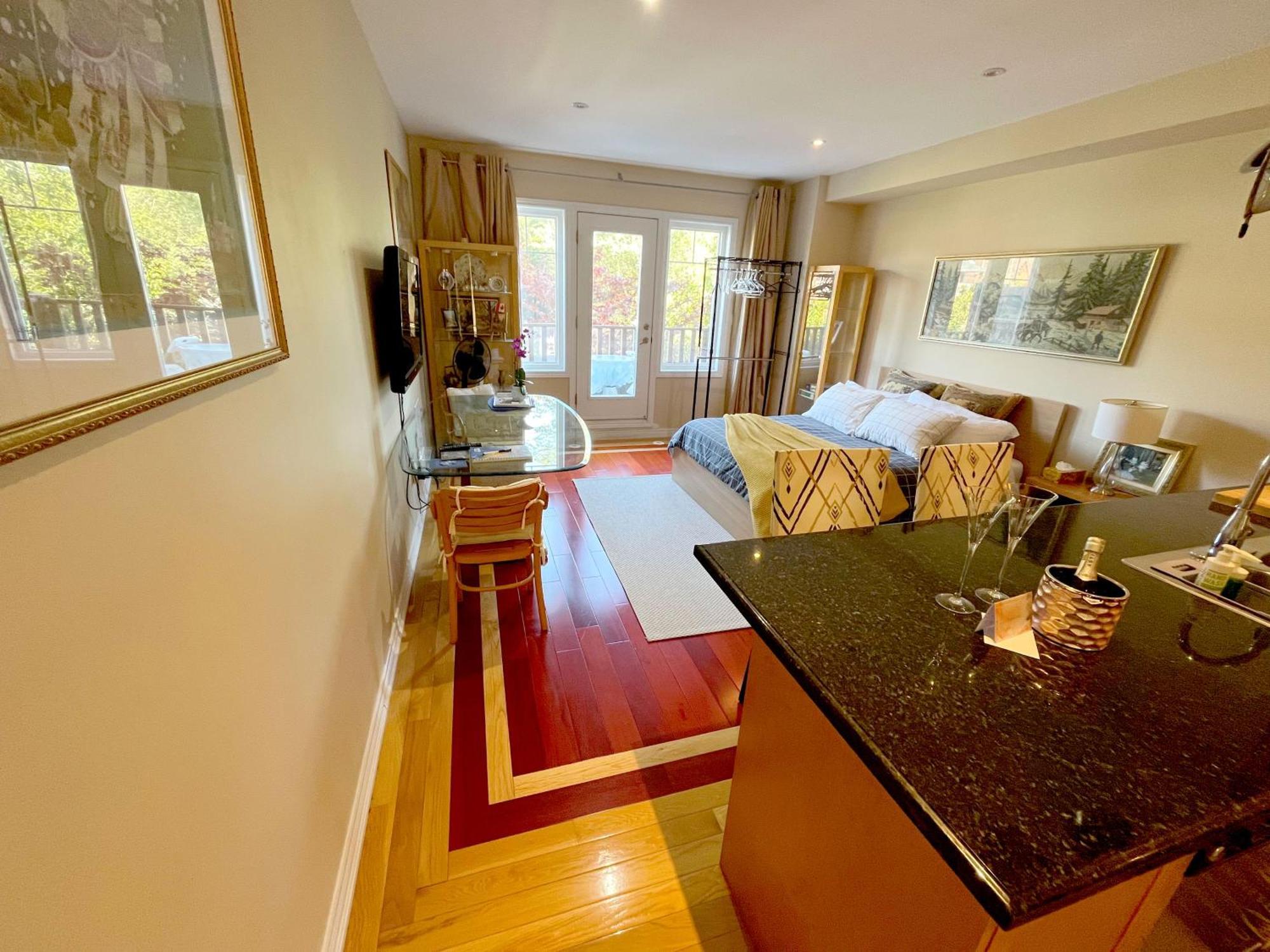 Homestay Stunning In Townhouse Across The Toronto