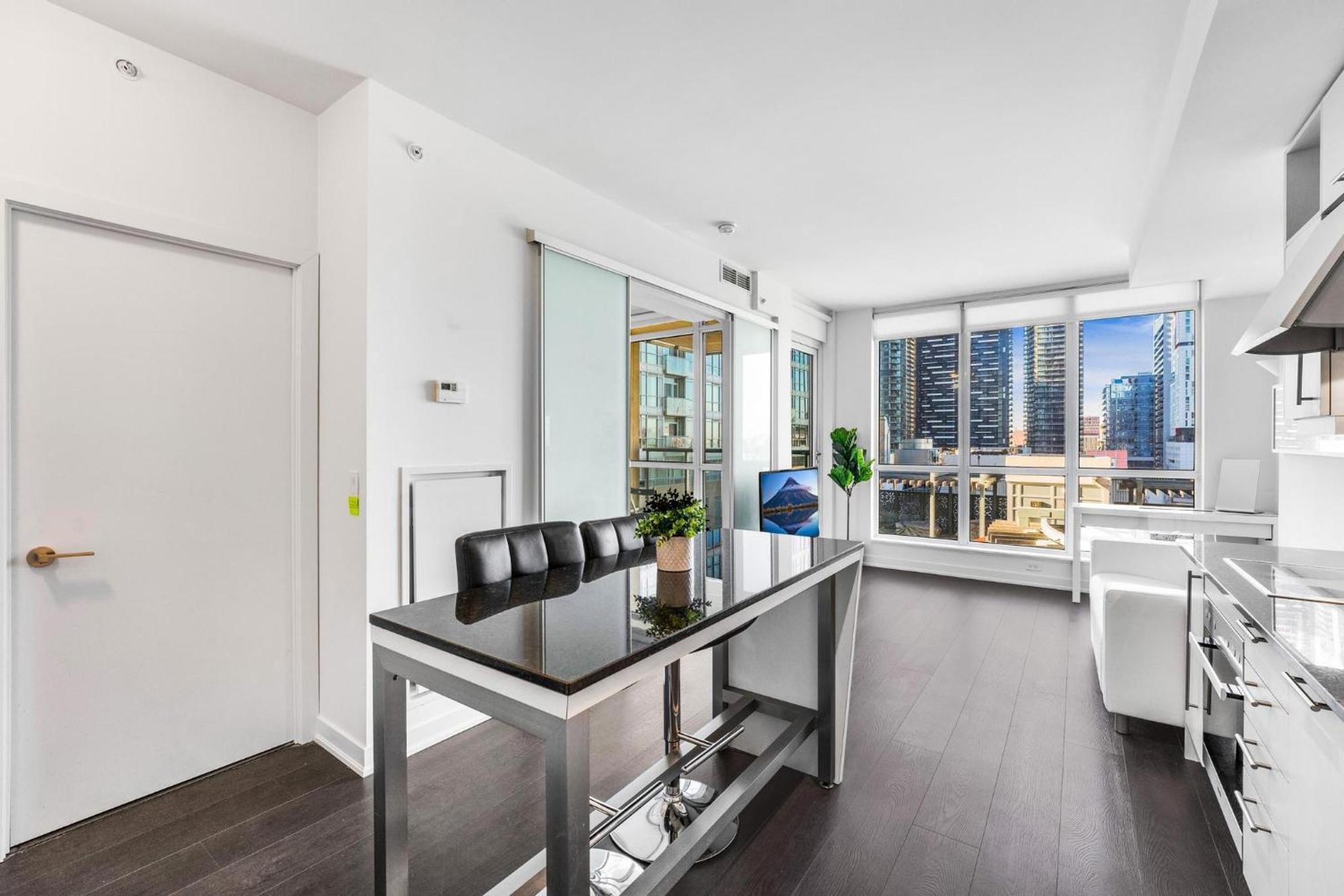 Heart Of Downtown Toronto! Apartment