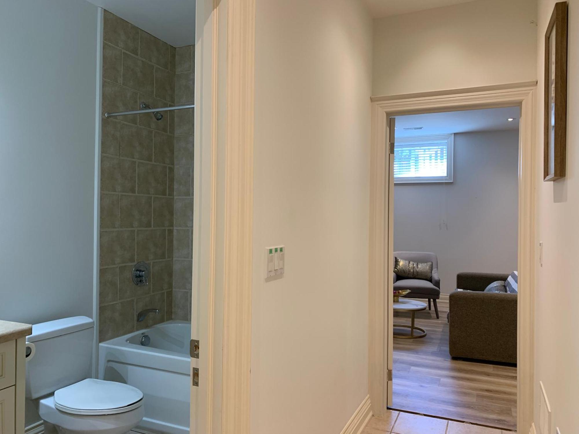 Spacious Bedroom With Living Area And Free Parking In Midtown Toronto
