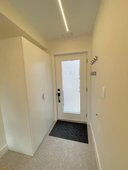 Apartment Modern Close To The With Parking Toronto