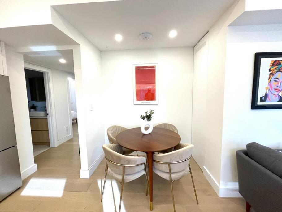 Modern Close To The With Parking Apartment Toronto