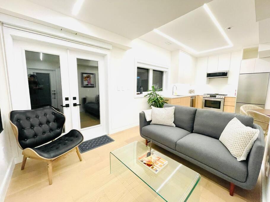 Modern Close To The With Parking * Toronto