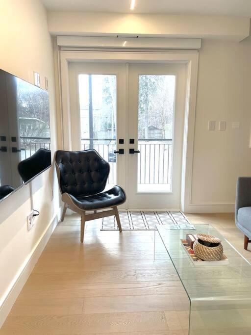 Modern Close To The With Parking Toronto