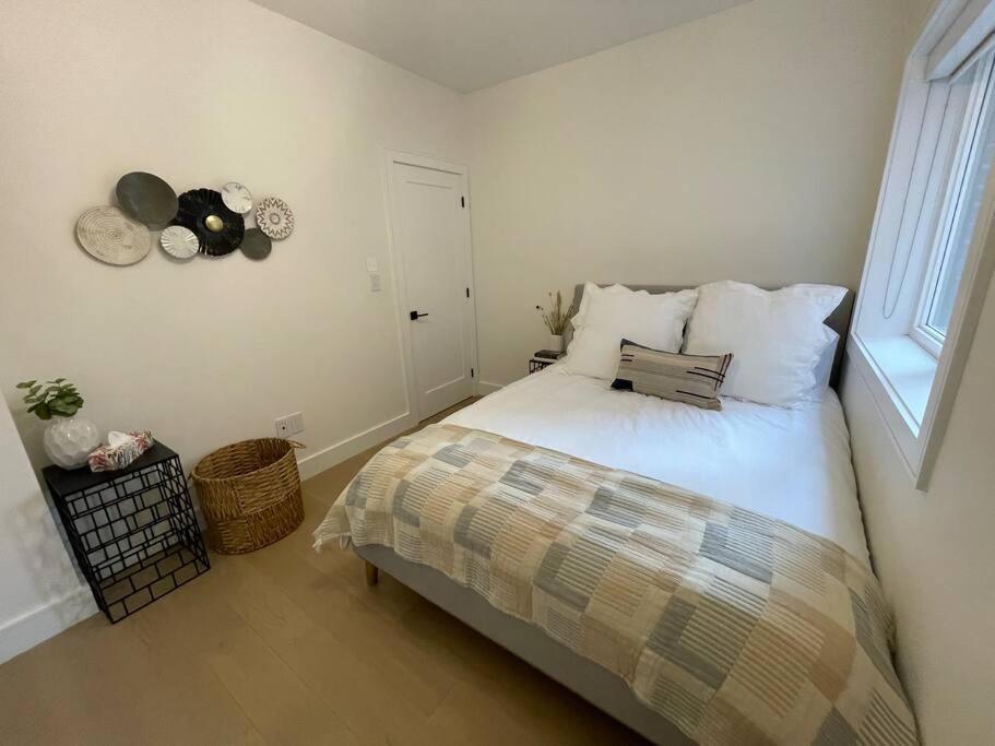 Modern Close To The With Parking Apartment