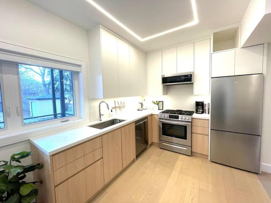 Modern Close To The With Parking