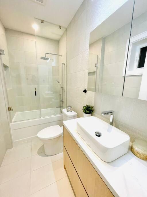 Modern Close To The With Parking Apartment *