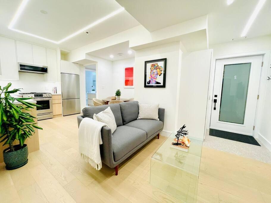 Modern Close To The With Parking * Toronto