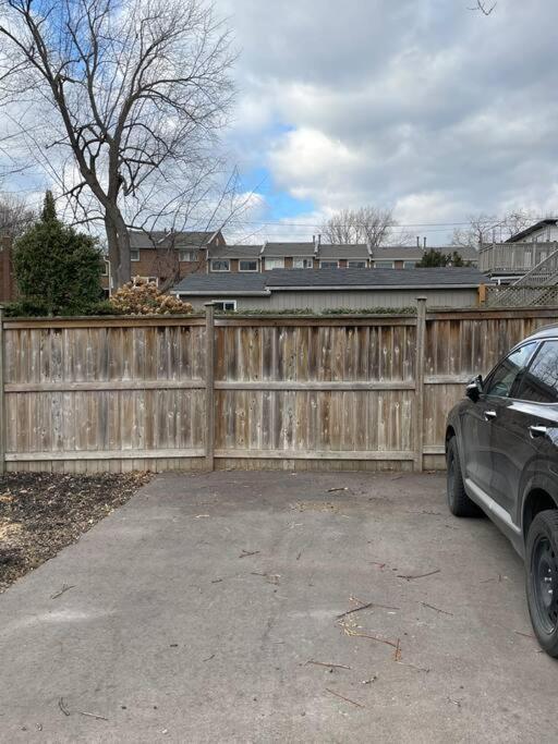 Apartment Modern Close To The With Parking Toronto