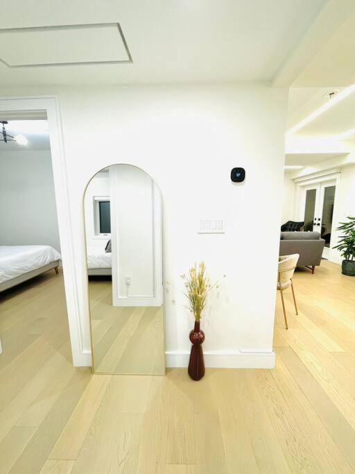 Modern Close To The With Parking Apartment *