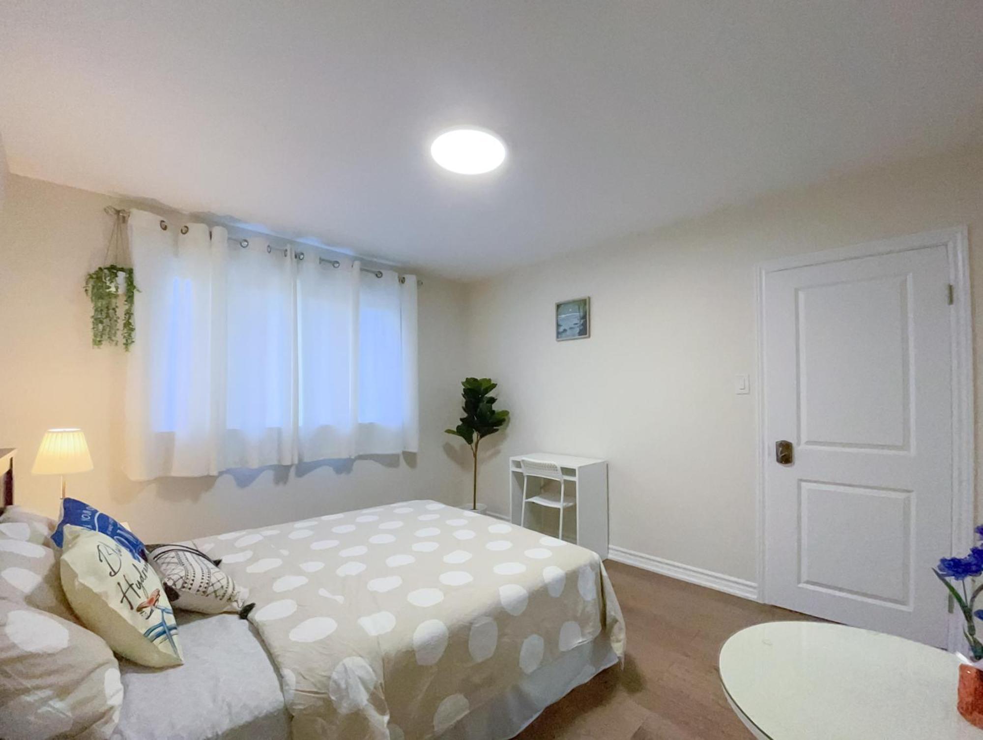 Newly-renovated 3br House, 12 Minutes To Airport Apartment Toronto