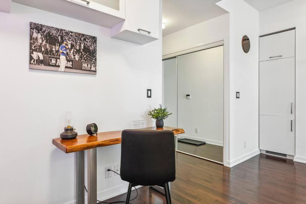 Apartment Luxury - Steps To Everything - Balcony View *