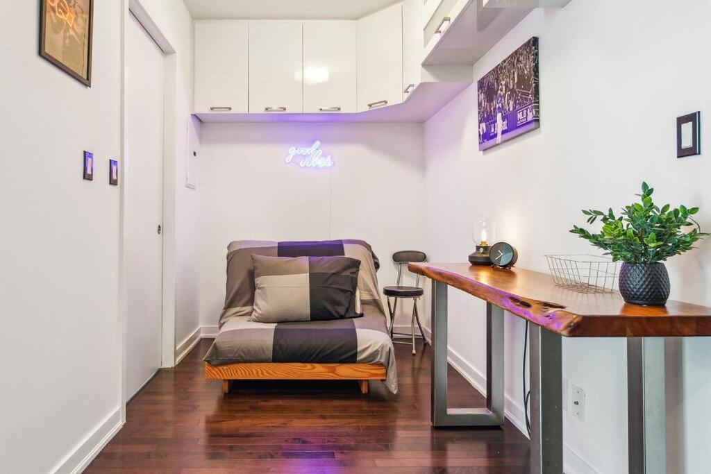 Apartment Luxury - Steps To Everything - Balcony View