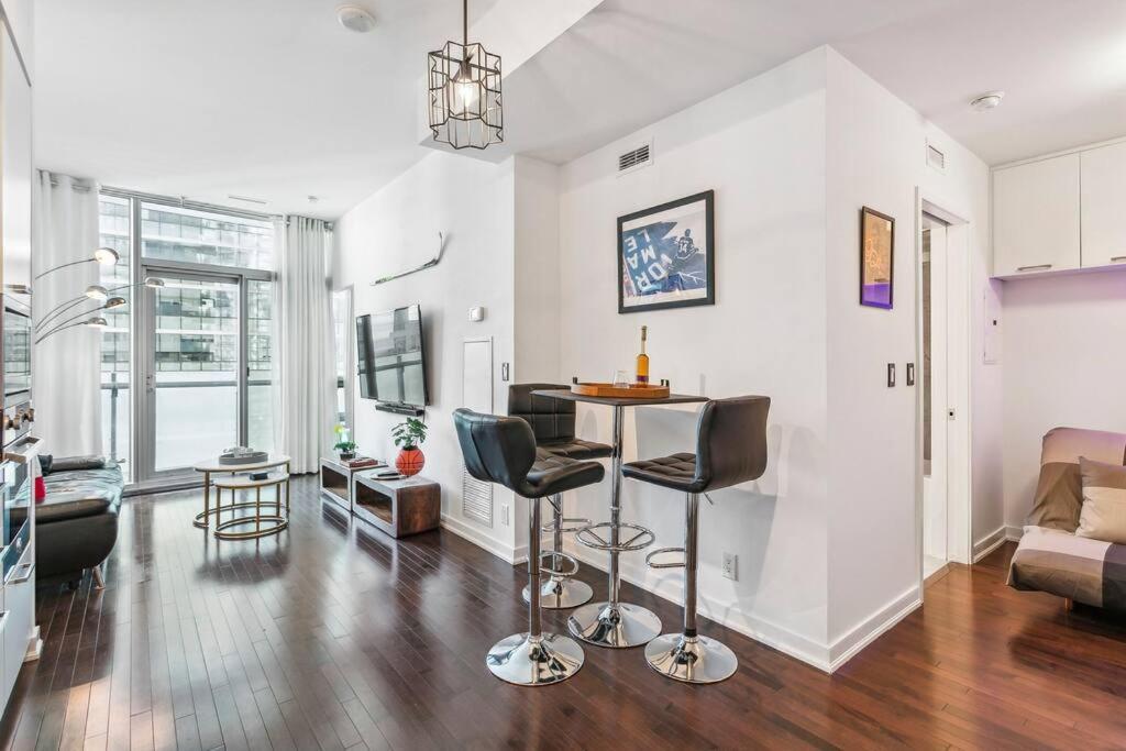 Luxury - Steps To Everything - Balcony View Apartment *