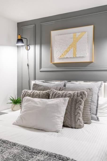 Luxury Downtown Near Cn Tower Apartment