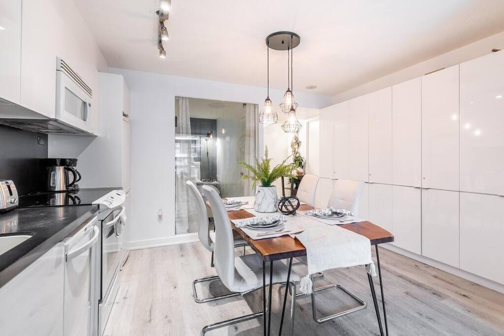 Luxury Downtown Near Cn Tower Apartment