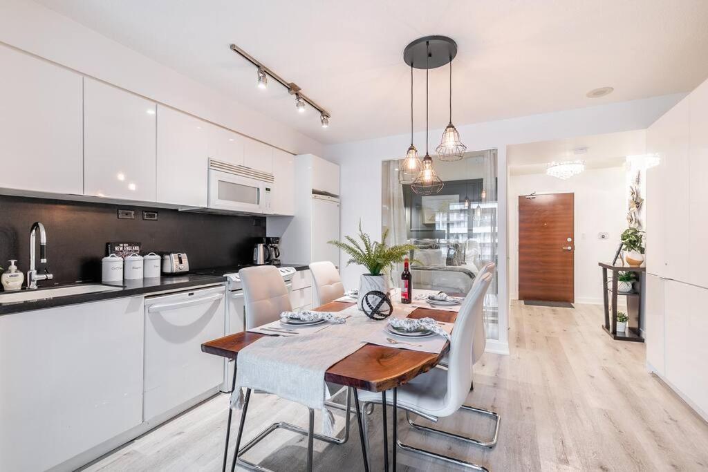 Luxury Downtown Near Cn Tower Apartment