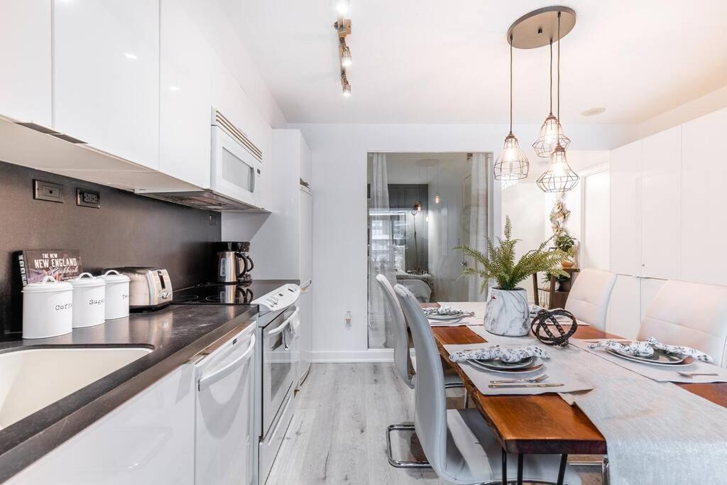 Luxury Downtown Near Cn Tower Apartment *