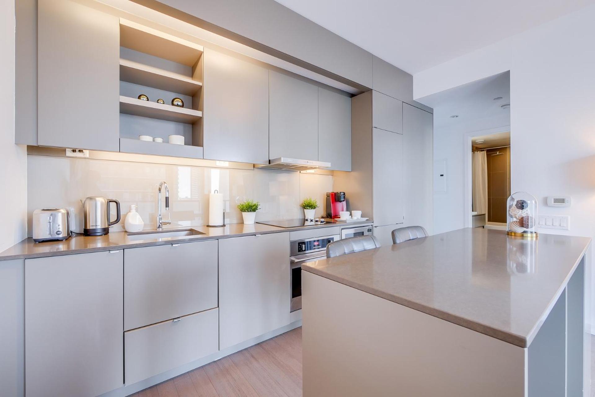 1br - View, Near Cn Tower & Rogers Center
