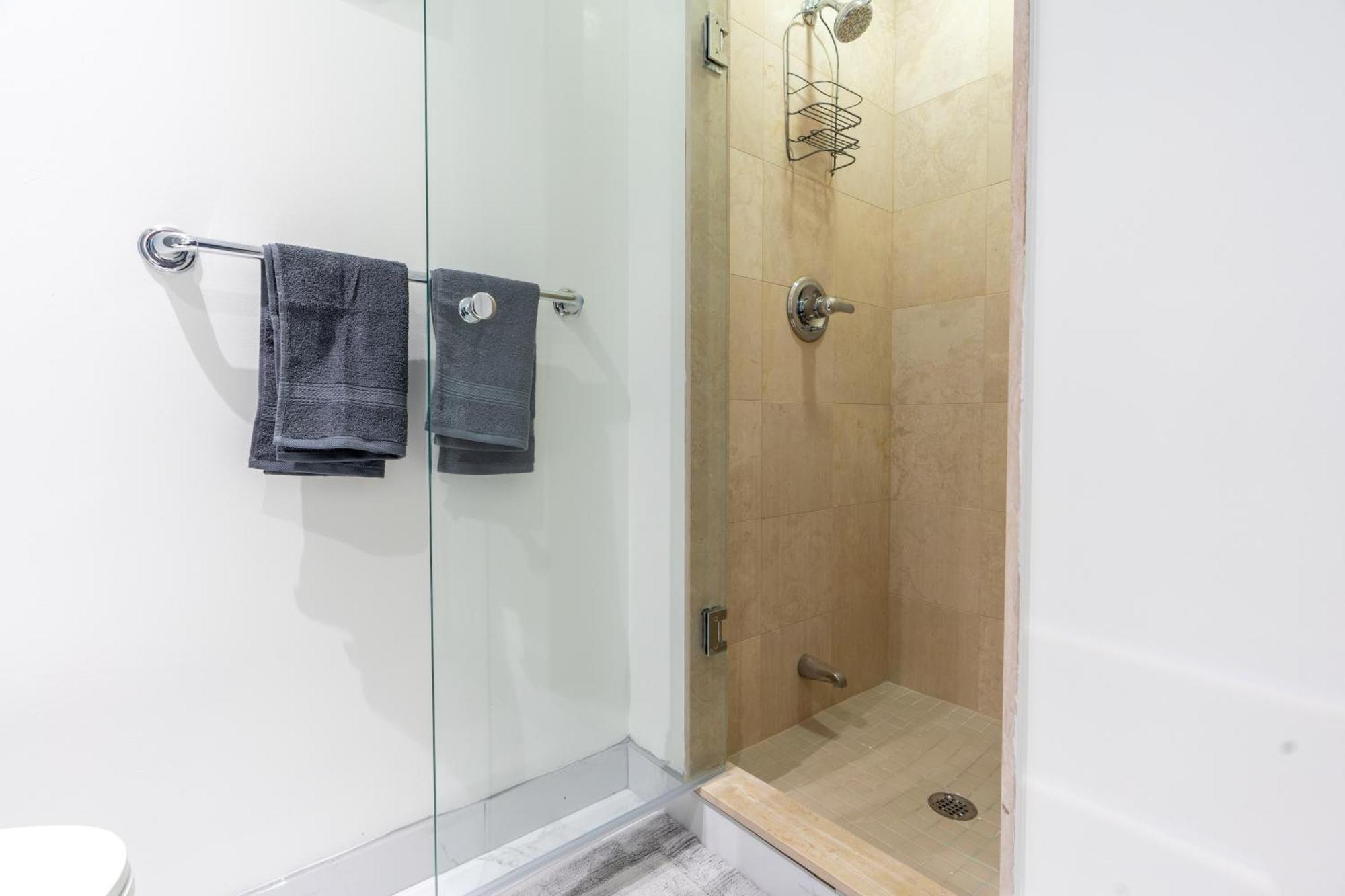 Harbour Front Luxury 2 Bed 2 Bath Apartment *
