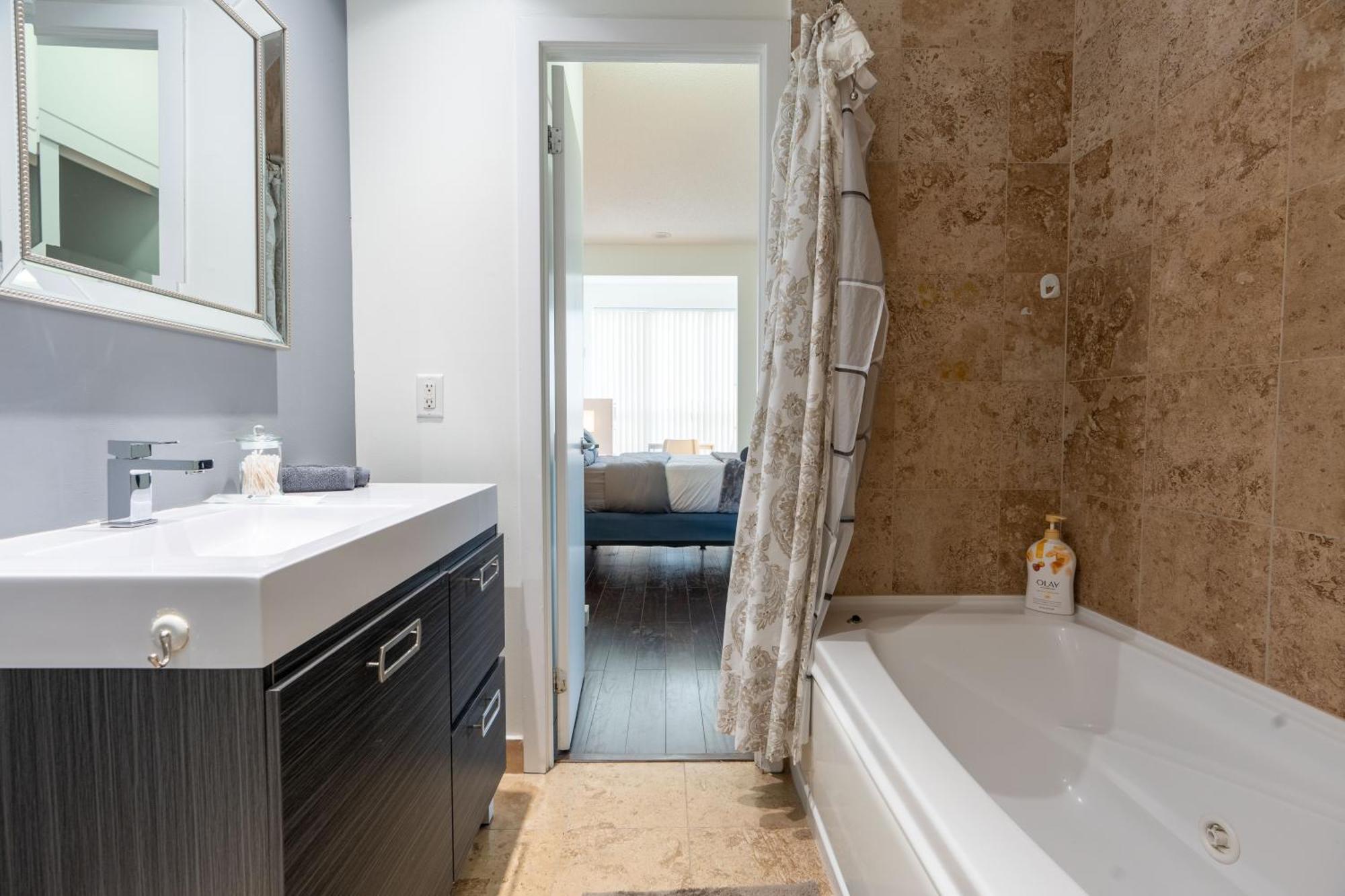 Apartment Harbour Front Luxury 2 Bed 2 Bath *