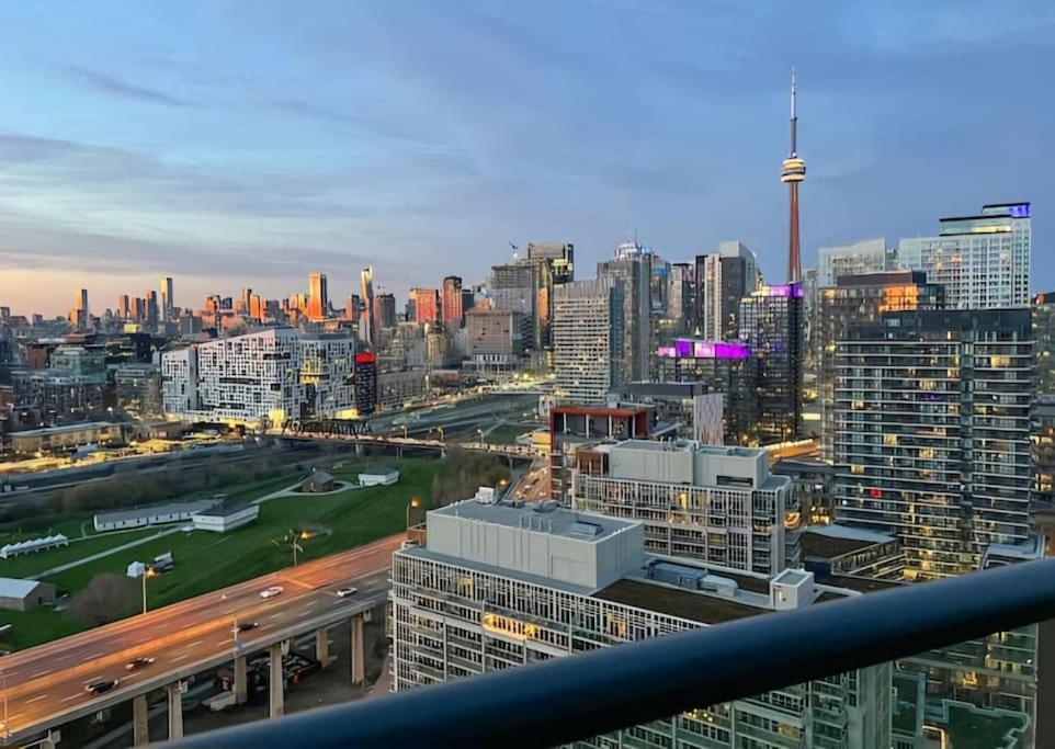 2 Bedroom With Amazing City Views & Free Parking Apartment *