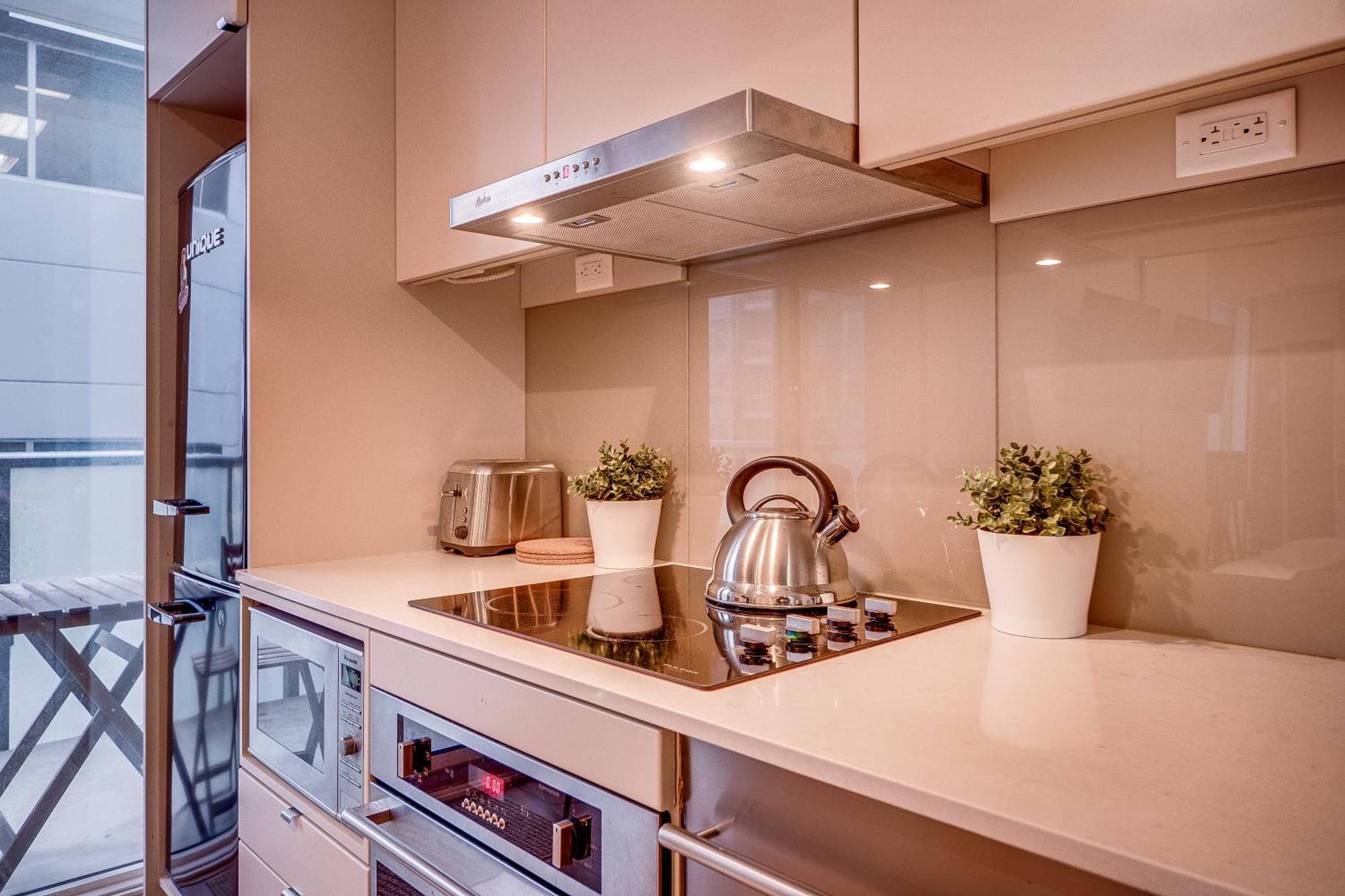 Modern On Peter St - City View Apartment