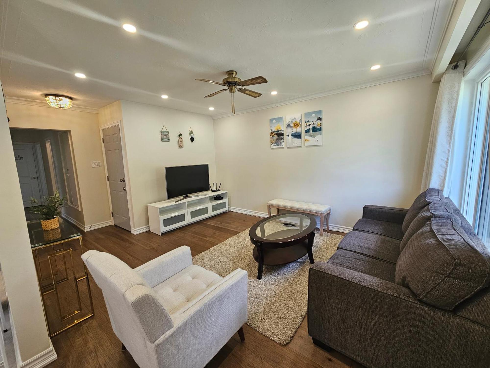 Newly-renovated 3br House, 12 Minutes To Airport Apartment Toronto