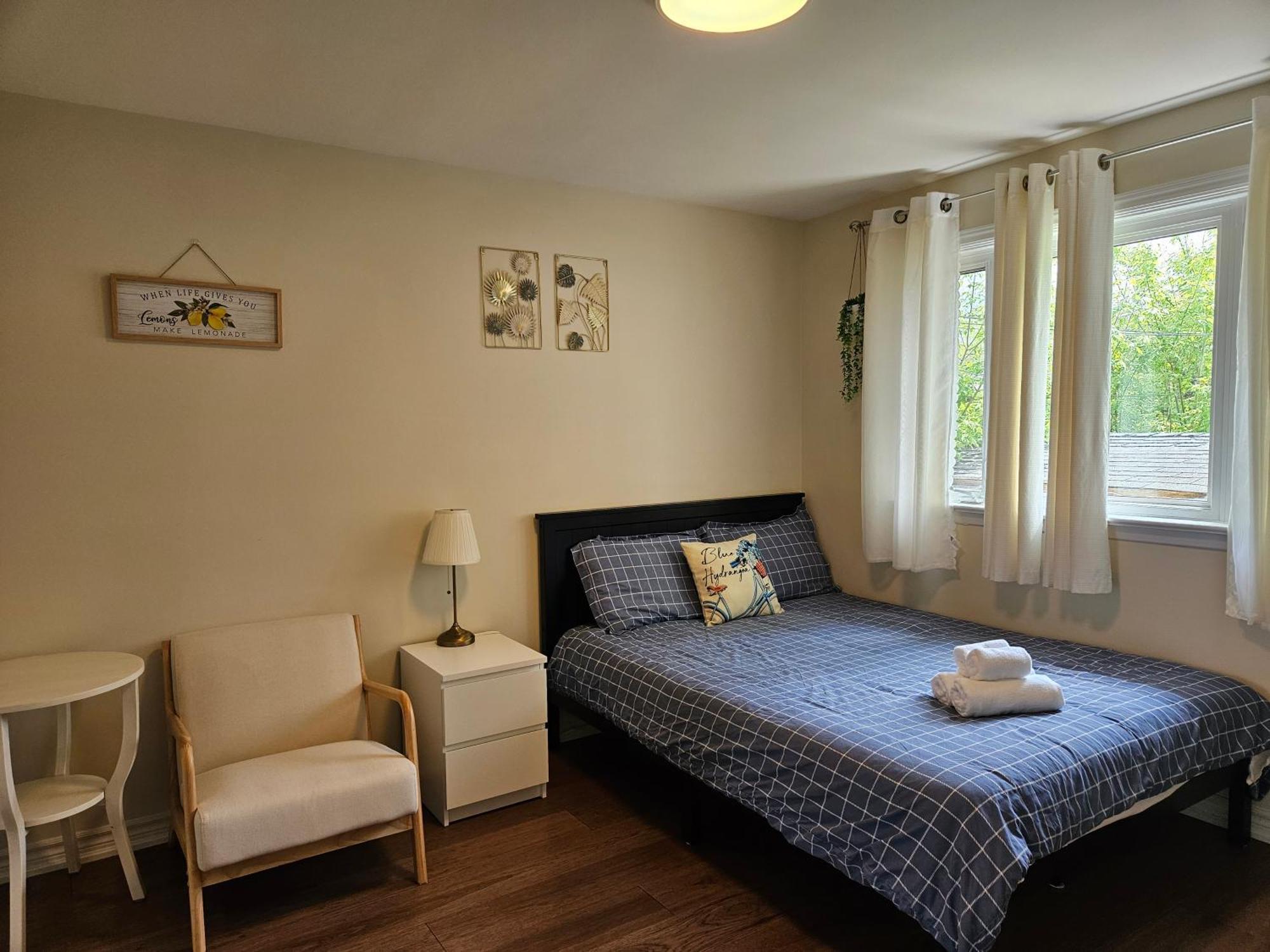 Newly-renovated 3br House, 12 Minutes To Airport Apartment Toronto