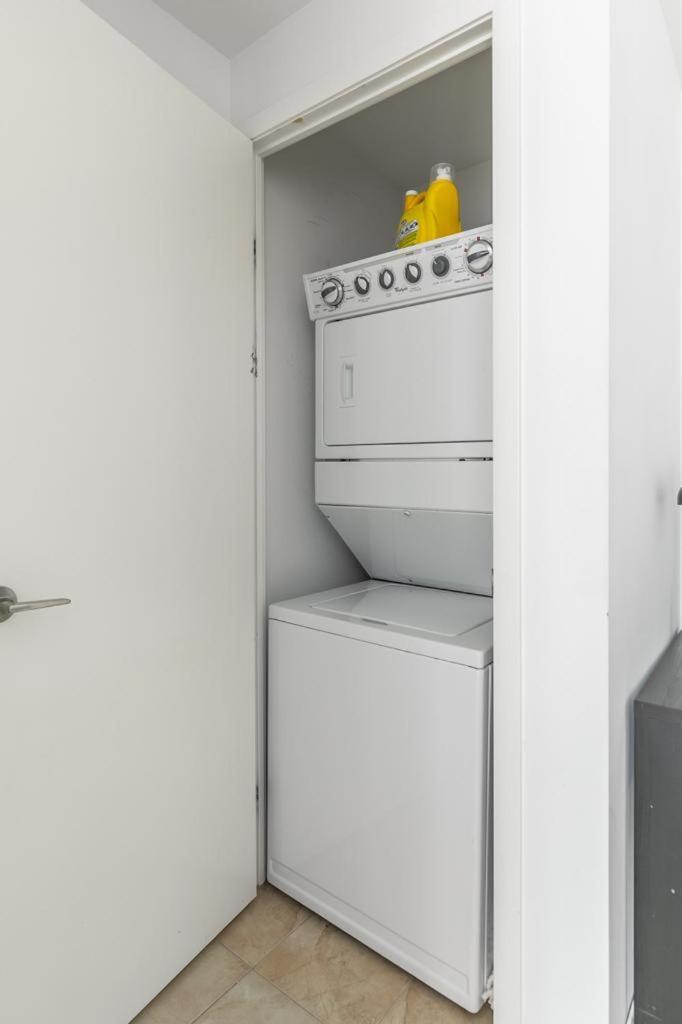 Stunning Top Floor Lake View Studio Near Cn Tower Apartment Toronto