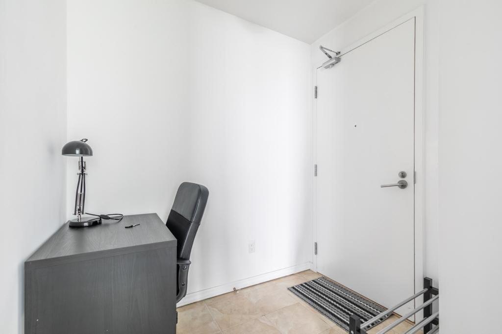 Stunning Top Floor Lake View Studio Near Cn Tower Toronto