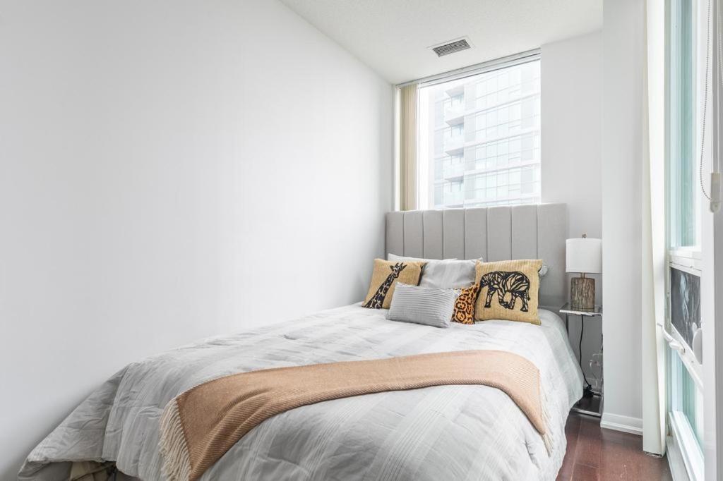 Stunning Top Floor Lake View Studio Near Cn Tower Apartment