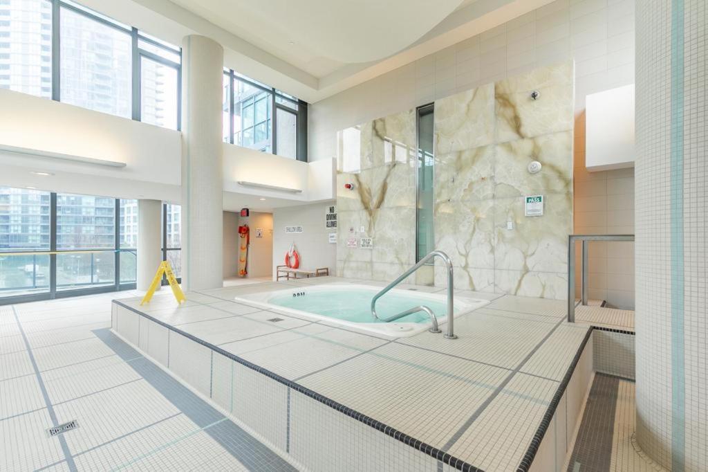 Apartment Stunning Top Floor Lake View Studio Near Cn Tower Toronto