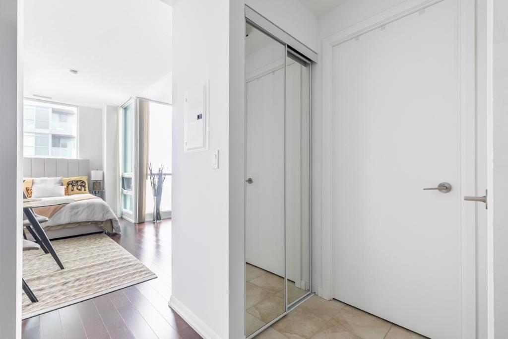 Stunning Top Floor Lake View Studio Near Cn Tower