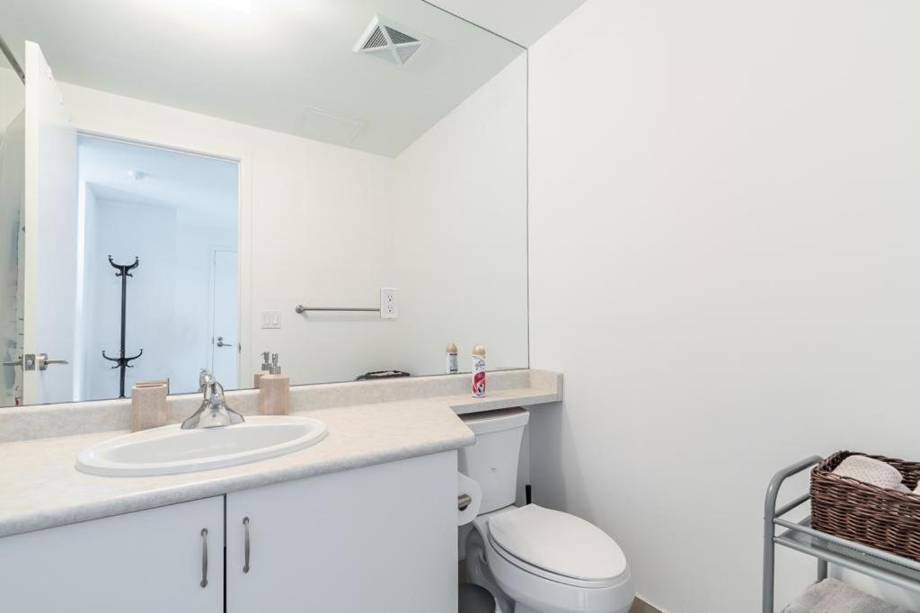 Stunning Top Floor Lake View Studio Near Cn Tower Apartment *
