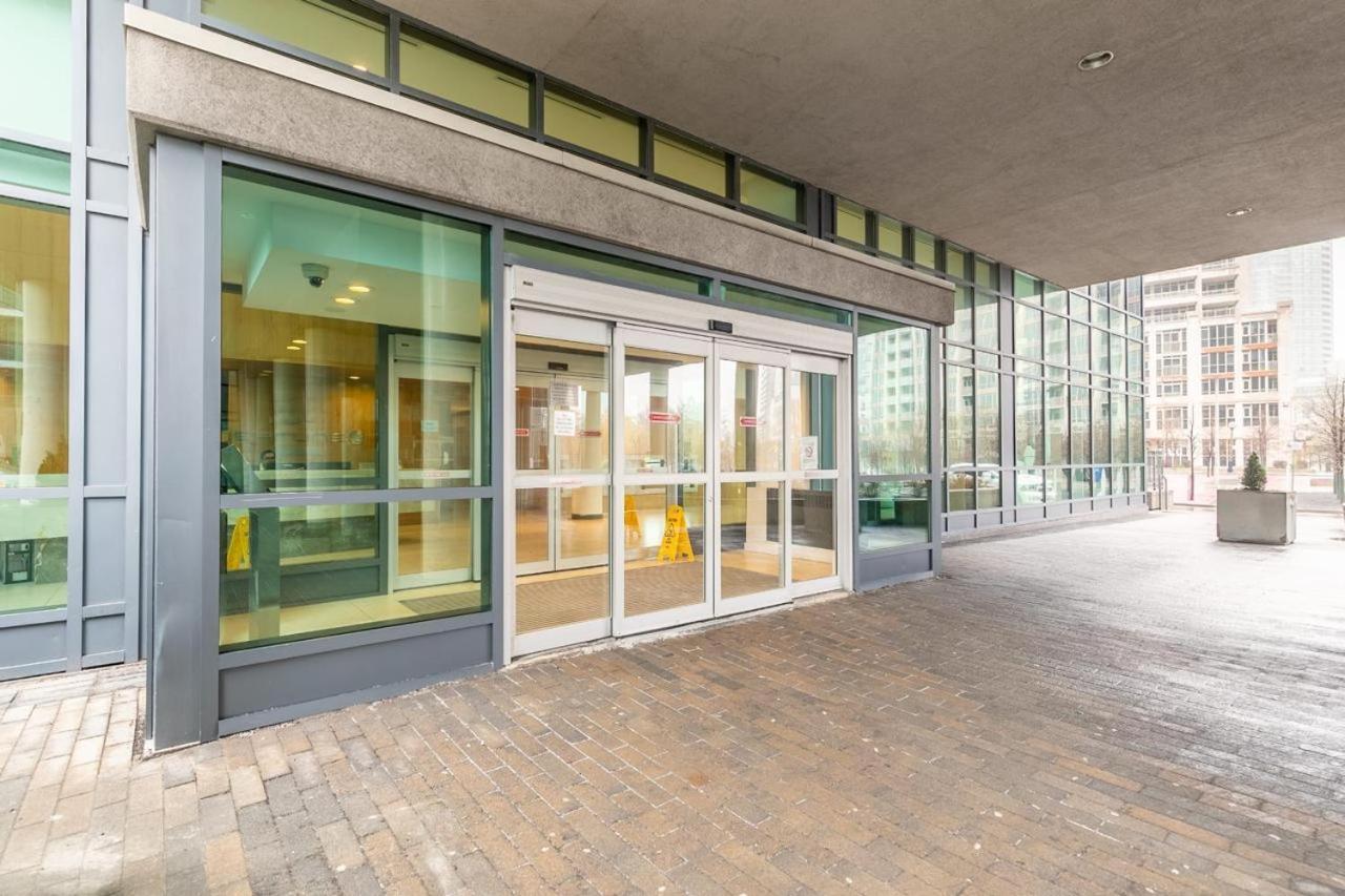 Stunning Top Floor Lake View Studio Near Cn Tower Toronto