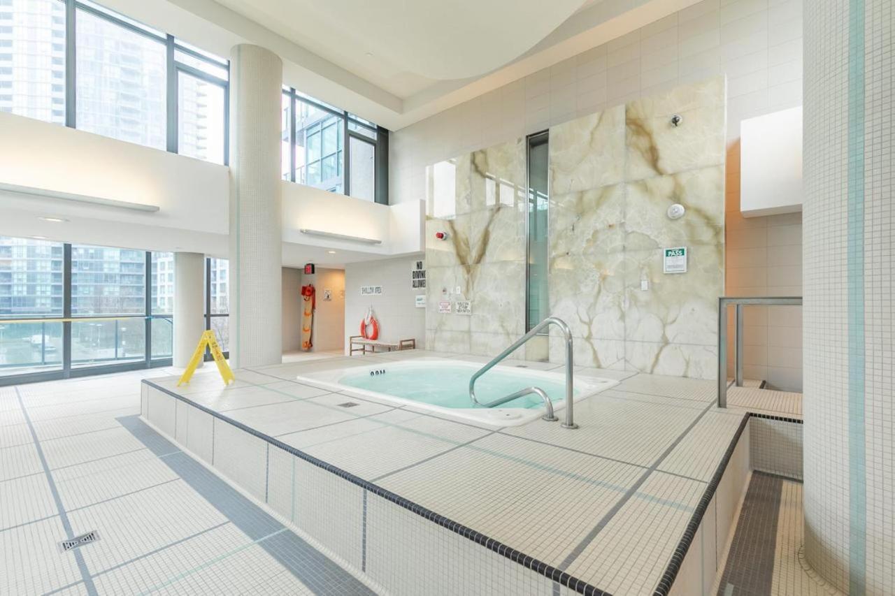 Apartment Stunning Top Floor Lake View Studio Near Cn Tower Toronto