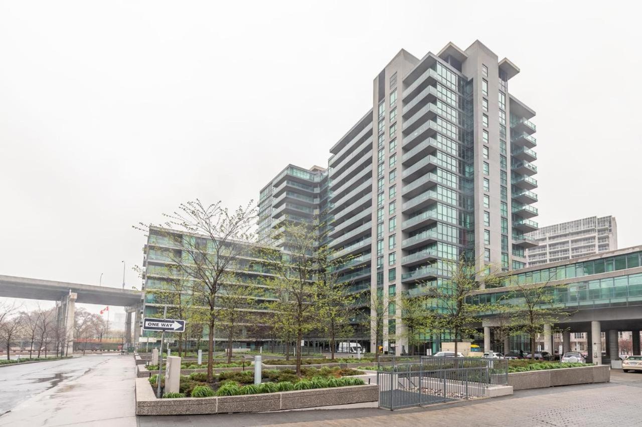 Stunning Top Floor Lake View Studio Near Cn Tower Apartment *