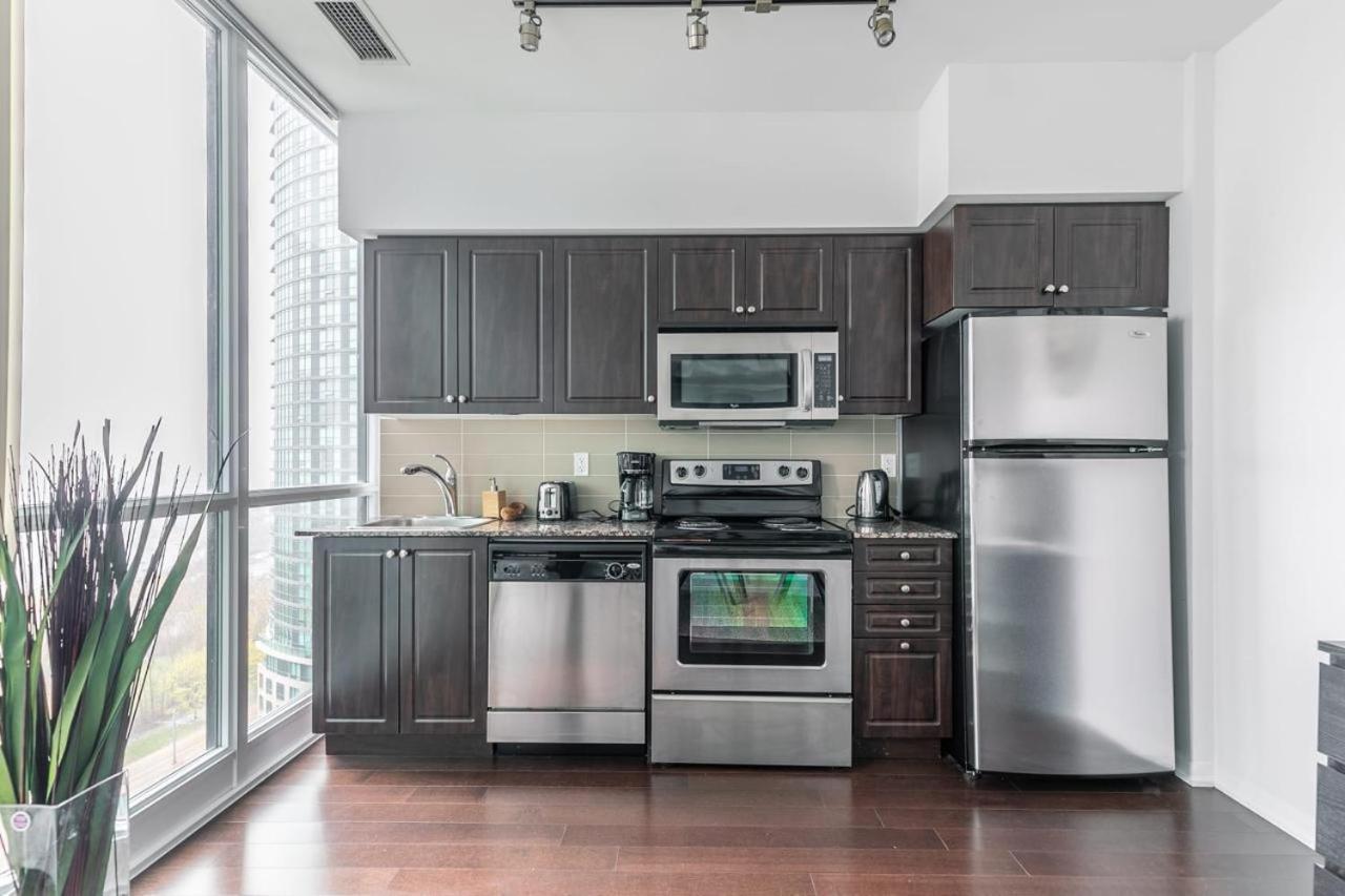 Stunning Top Floor Lake View Studio Near Cn Tower Toronto