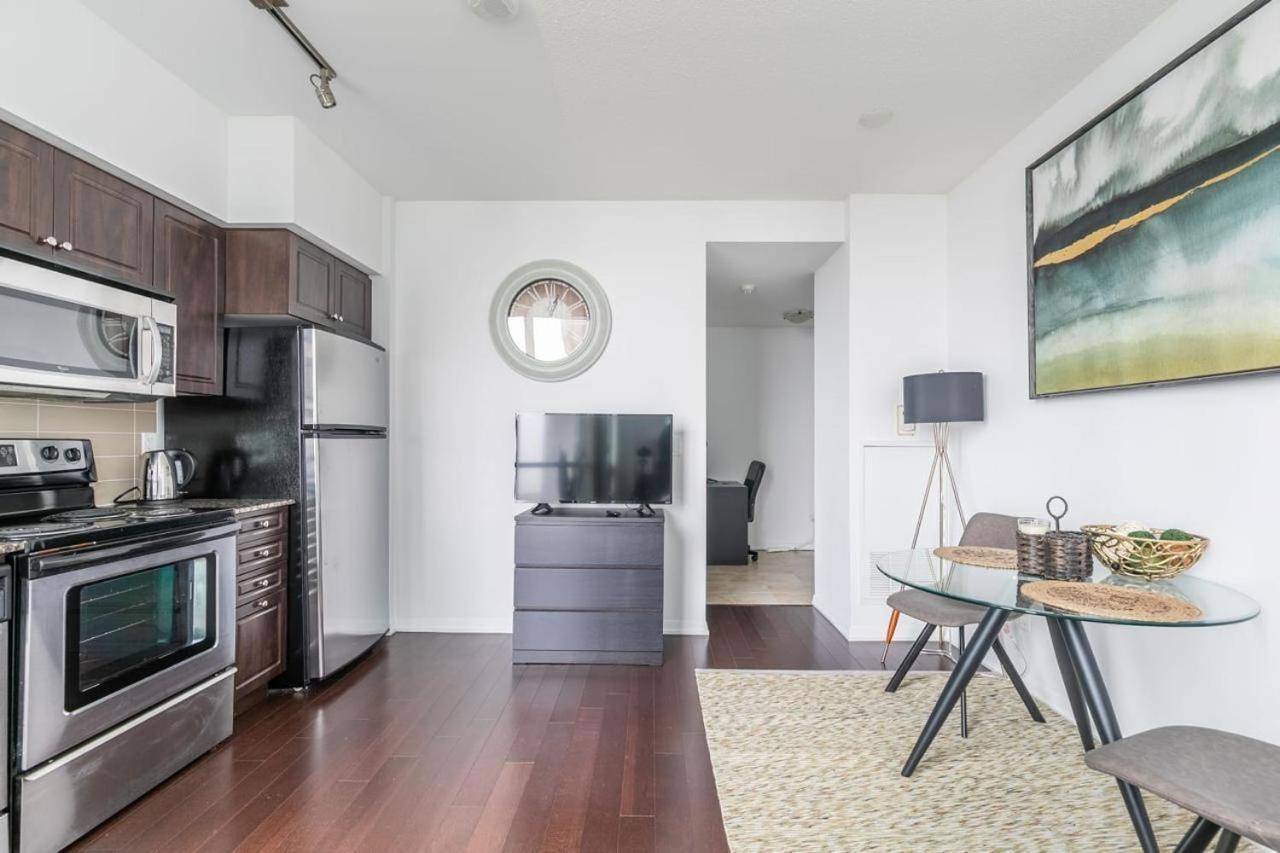 Stunning Top Floor Lake View Studio Near Cn Tower Apartment