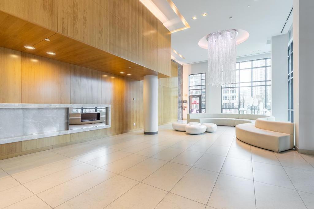 Apartment Stunning Top Floor Lake View Studio Near Cn Tower