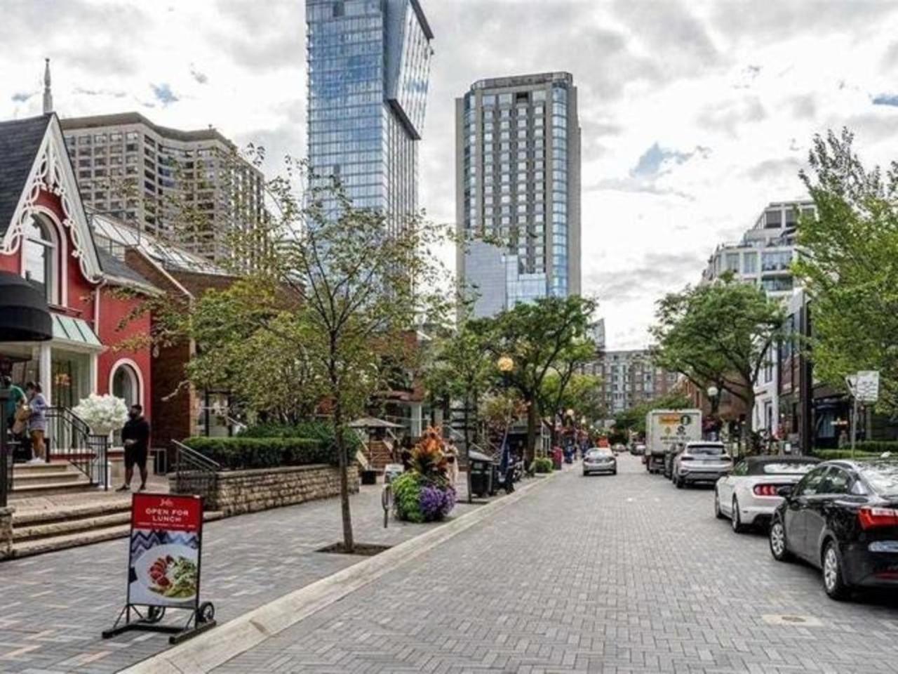 Downtown With Gym & Subway Access *