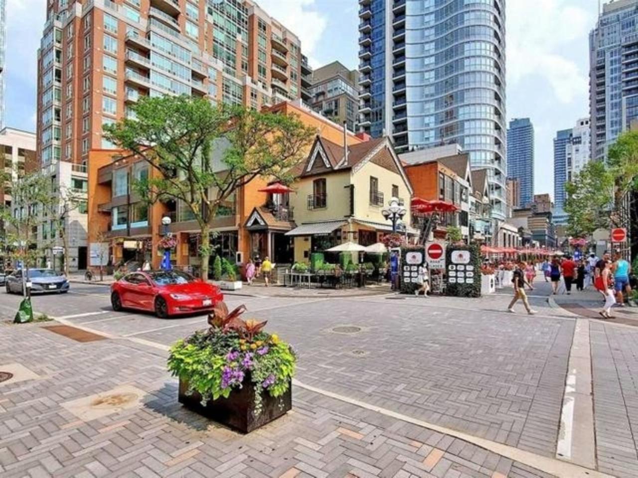 Downtown With Gym & Subway Access *