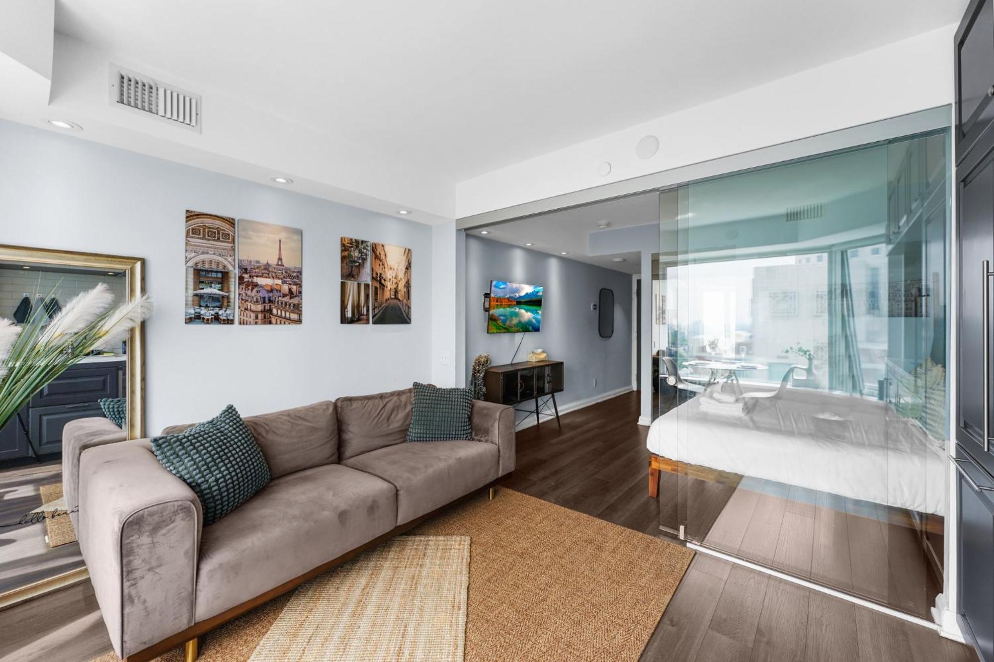 Downtown With Gym & Subway Access Apartment *