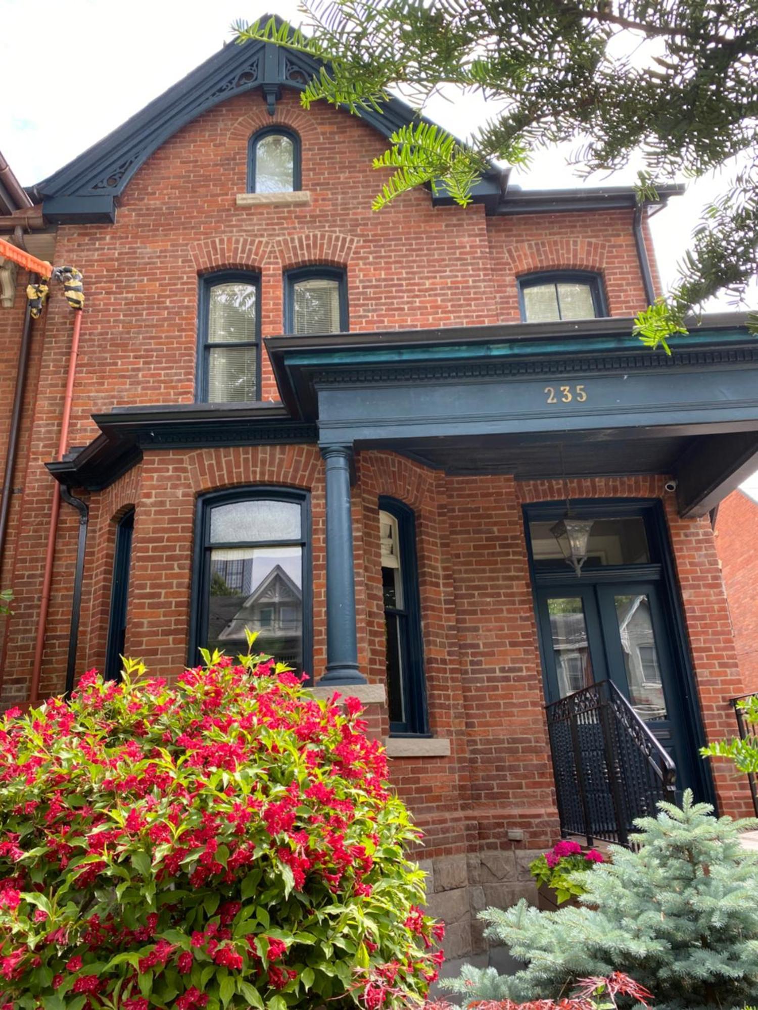 Gasthof Downtown Luxury Victorian Retreat 4*